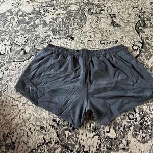 NWOT Lululemon hotty hot low rise shorts